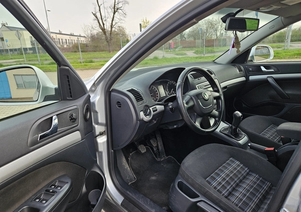 Skoda Octavia cena 20000 przebieg: 358000, rok produkcji 2013 z Legnica małe 92
